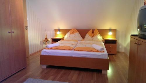 Un pat sau paturi într-o cameră la Yellow Apartment House