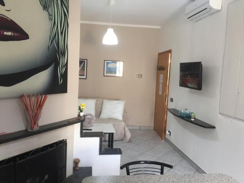 un soggiorno con divano e camino di Civico24 a Scicli