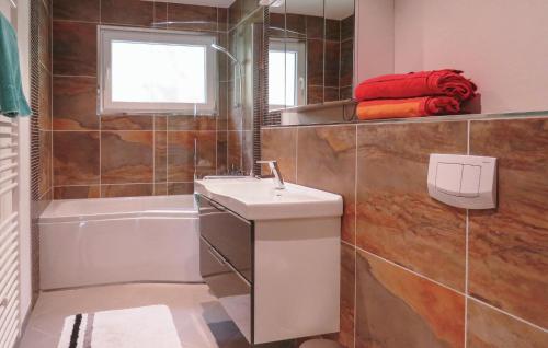 a bathroom with a sink and a bath tub at Stunning Apartment In Hinterweidenthal in Hinterweidenthal