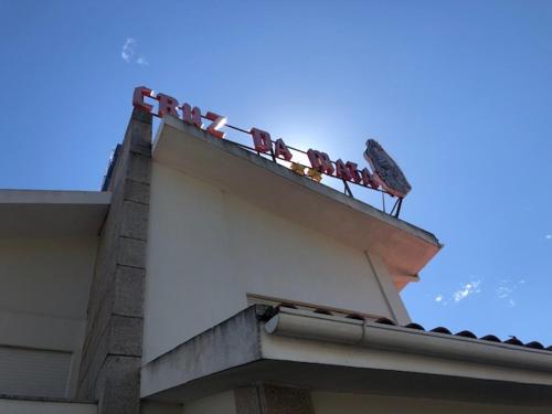 a group of birds sitting on top of a building at HOTEL CRUZ DA MATA in Mangualde