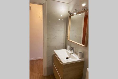 une salle de bain avec un lavabo et un miroir dans l'établissement STUDIO CENTRE CANNES PROCHE PLAGES (CONGRES), à Cannes