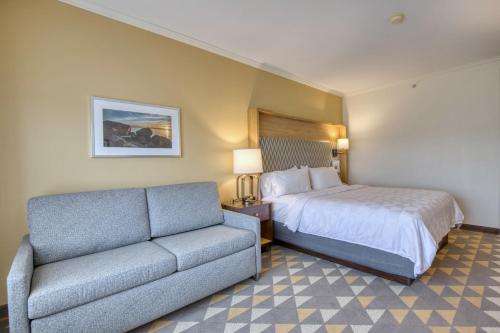Letto o letti in una camera di Holiday Inn Hotel & Suites Madison West - Middleton by IHG