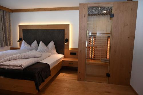 - une chambre avec un lit et une fenêtre dans l'établissement Lechtal-Pur-Aparts, à Holzgau