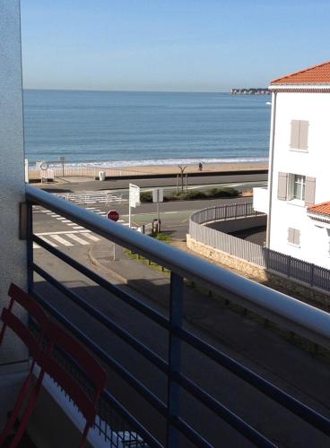- un balcon avec un banc offrant une vue sur l'océan dans l'établissement STUDIO + La Baule 20m de la mer, à La Baule