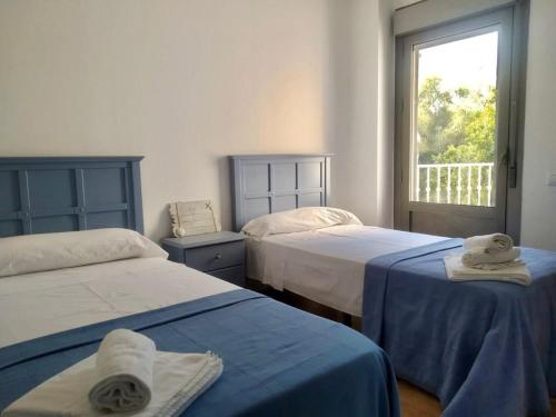 una camera da letto con due letti con asciugamani sopra di Villas Montemar a San José
