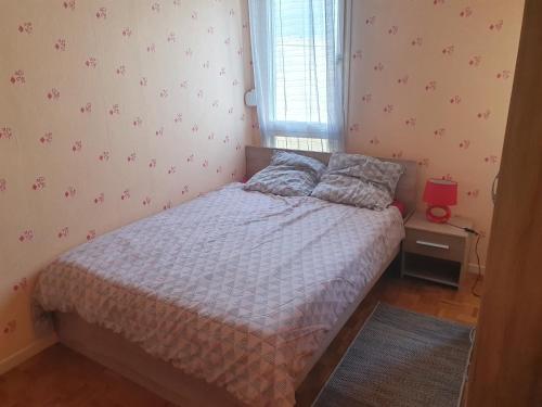 A bed or beds in a room at Dans grand appart de 113m2 proche Paris