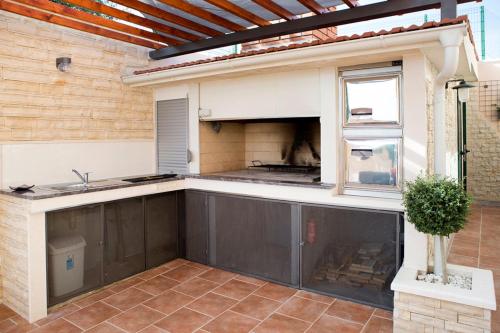 een buitenkeuken met een aanrecht en een raam bij Apartment Sasso in Split