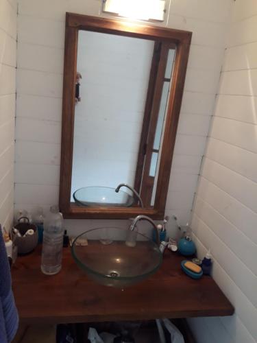 een wastafel met een spiegel op een houten aanrecht bij Casa en el Delta de Tigre puraisladelta in Tigre