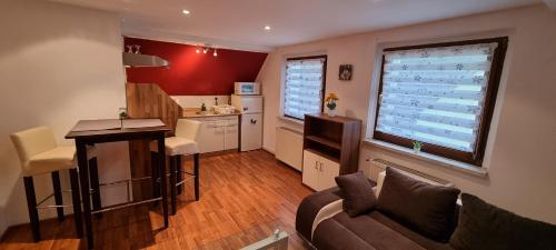 a living room with a couch and a kitchen at Süße kleine Ferienwohnung in Pirna