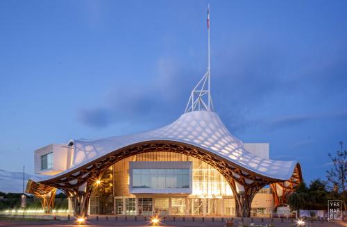a building with a pointed roof at night at Le Colibri - Stationnement gratuit - Balcon - Jusqu'à 4 personnes in Metz