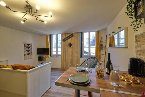 - un salon avec une table en bois et une salle à manger dans l'établissement Méline - BASTIDE - Appartement proche place Carnot proche cité médiéval, à Carcassonne