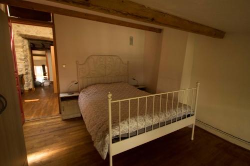 1 dormitorio con 1 cama en una habitación en Gite d'étape Les Diligences, en Roquefixade