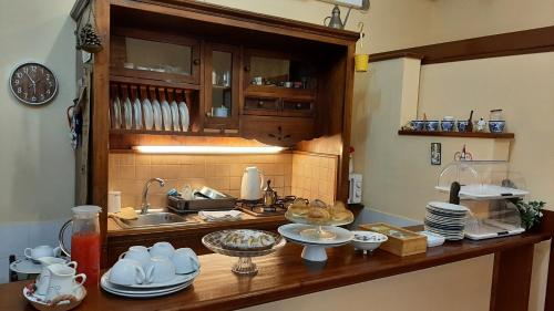 eine Küche mit einer Theke mit Geschirr darauf in der Unterkunft Monteoliveto Bed & Breakfast in Neapel