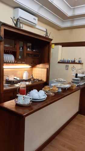 uma cozinha com pratos e pratos num balcão em Monteoliveto Bed & Breakfast em Nápoles