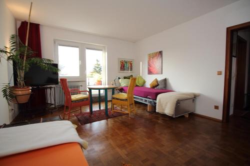 sala de estar con sofá y mesa en Loft Irma mit großer Terasse, en Heddesheim