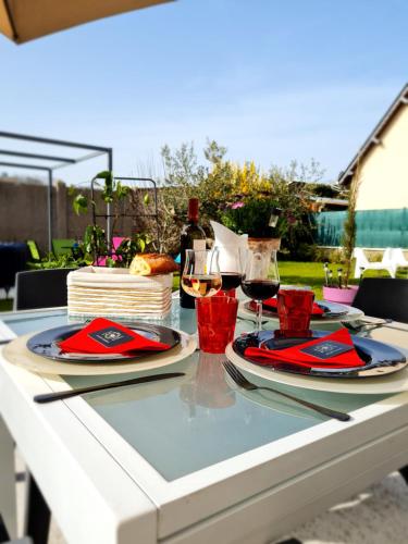 een tafel met twee glazen wijn erop bij Chambre d'hote Le clos Valmont in Fécamp