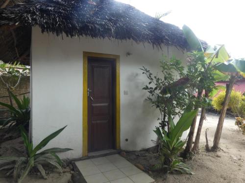 Сад в Bahari Beach Bungalows