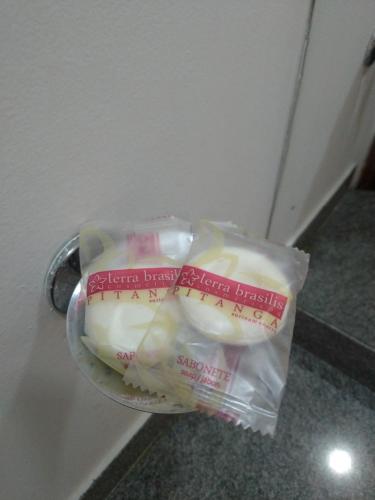 a piece of cake in a bag on a door at Apart Hotel Quartier Latin in Vitória