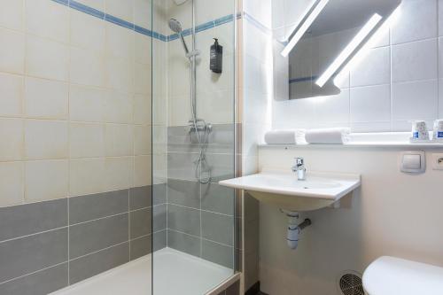 Bathroom sa Ibis Budget Fresnes Orly