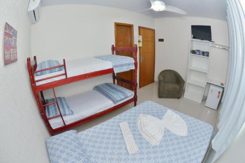 Двухъярусная кровать или двухъярусные кровати в номере Pousada Joana Guest House