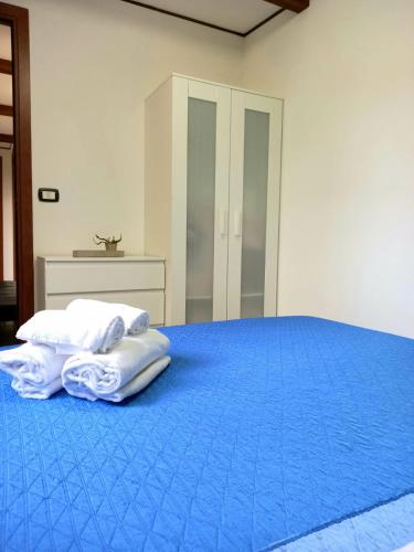two towels on a blue bed in a room at Sunseabeach in Marzamemi