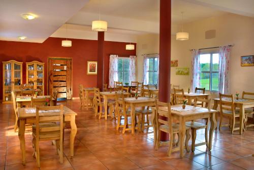uma sala de jantar com mesas e cadeiras de madeira em Posada Quellen em Villa General Belgrano