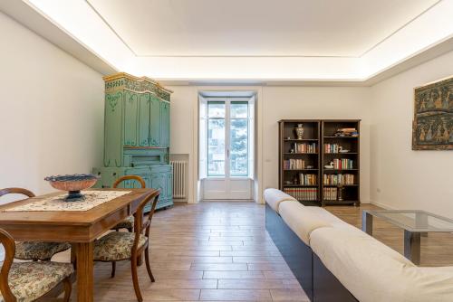 una sala de estar con una mesa y un sofá en Starhost - CASA GUGLIELMO, en Salerno