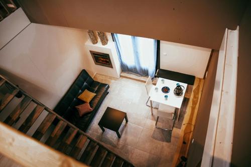 an overhead view of a living room with a couch and a table at BenB de Buutnboer in Rouveen