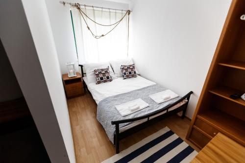 a small bedroom with a bed and a window at Mała Wenecja - pokoje gościnne in Nowe Worowo