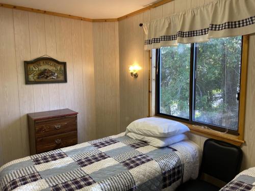 Postel nebo postele na pokoji v ubytování Betsie Riverside Resort