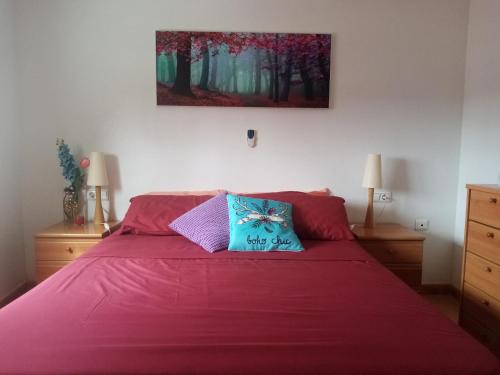 - une chambre avec un lit et une couverture rouge dans l'établissement Nice apartment with spacious terrass and rooftop, à Los Alcázares