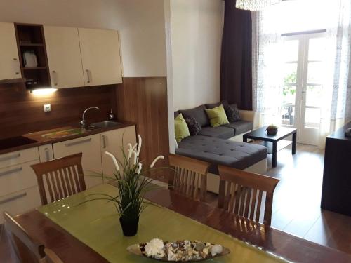 una cucina e un soggiorno con divano e tavolo di Rab Apartments Žic a Kampor
