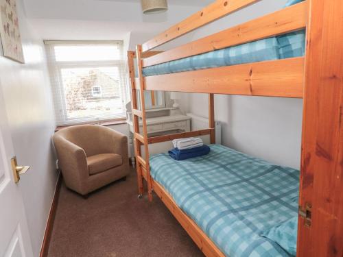 Двох'ярусне ліжко або двоярусні ліжка в номері Chillingham Cottage