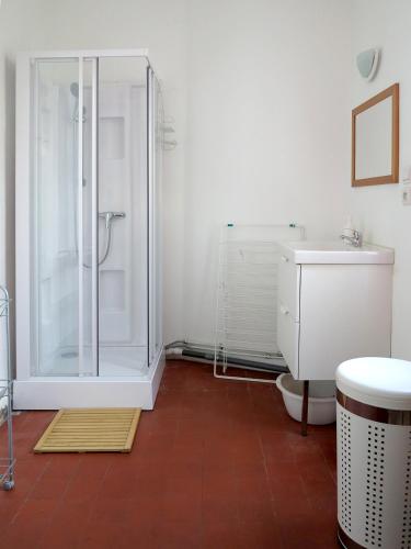 une salle de bain avec une douche, des toilettes et un lavabo dans l'établissement Appartement vue latérale sur océan, à Saint-Nazaire