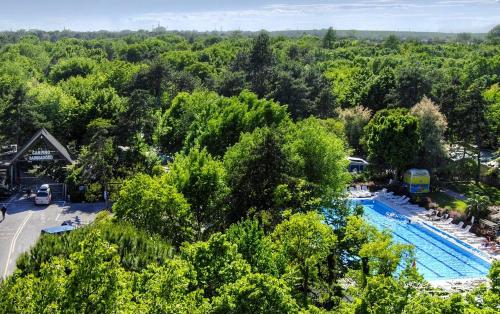 Вид на басейн у Olaszelmeny Beach Caravans Lignano Sabbiadoro або поблизу