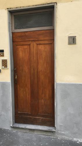 a wooden door on the side of a building at Soggiorno dell Agnolo in Florence
