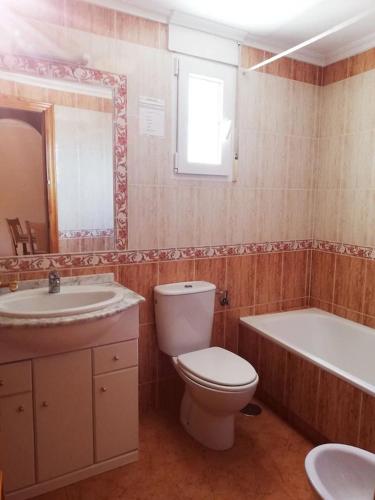 a bathroom with a toilet and a tub and a sink at Nice apartment with spacious terrass, park view and rooftop in Los Alcázares