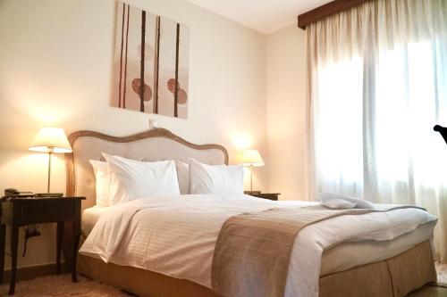 Una cama o camas en una habitación de Xenonas Iresioni