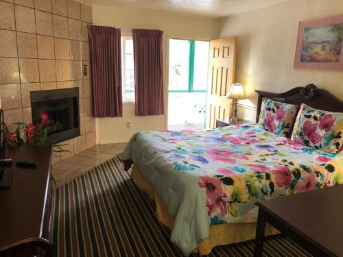 Postel nebo postele na pokoji v ubytování Monterey Pines Inn