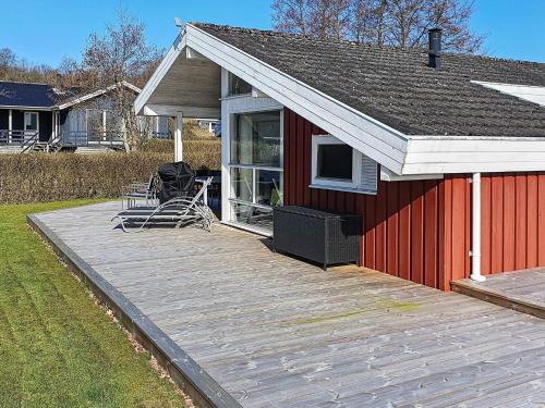Binderup Strandにある6 person holiday home in Bjertの赤い建物