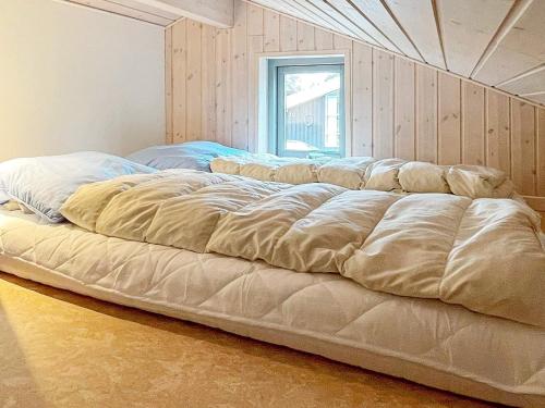 StubbekøbingにあるTwo-Bedroom Holiday home in Stubbekøbing 2の窓付きの客室で、白い大型ベッド1台が備わります。