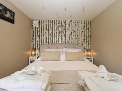 Un pat sau paturi într-o cameră la Pheasant Lodge at Chapel Lodges