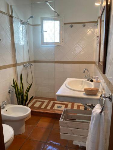 une salle de bains avec lavabo, baignoire et toilettes dans l'établissement La Casa del Tio Sam, à Tarifa