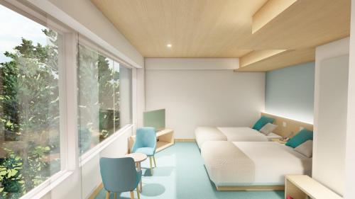 um quarto com um sofá e cadeiras e uma janela em Kagetsuen em Hakone