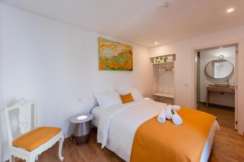 a bedroom with two twin beds and a mirror at Gamboas Place in Olhalvo