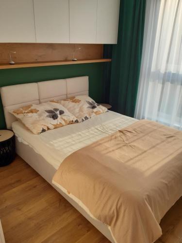 Un pat sau paturi într-o cameră la Apartament Nadmorskie Tarasy z widokiem na morze