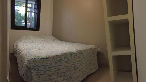 - une petite chambre avec un lit et une étagère dans l'établissement La Rade vue mer parking K6&you, à Cassis