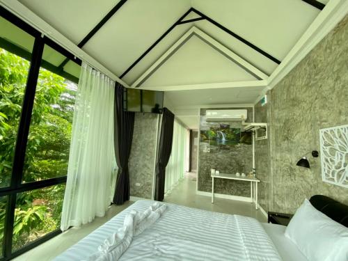 Ένα ή περισσότερα κρεβάτια σε δωμάτιο στο ชิดชายชล รีสอร์ท น่าน