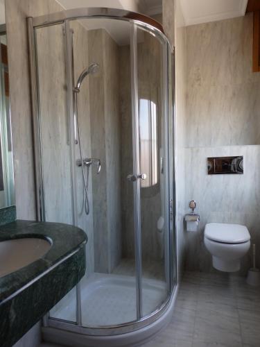 Bilik mandi di Hotel Aranda