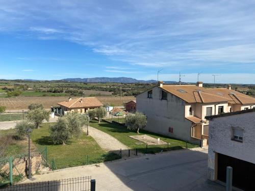 ariaal uitzicht op een huis met een weg en huizen bij Apartamento del pirineo in Salas Bajas